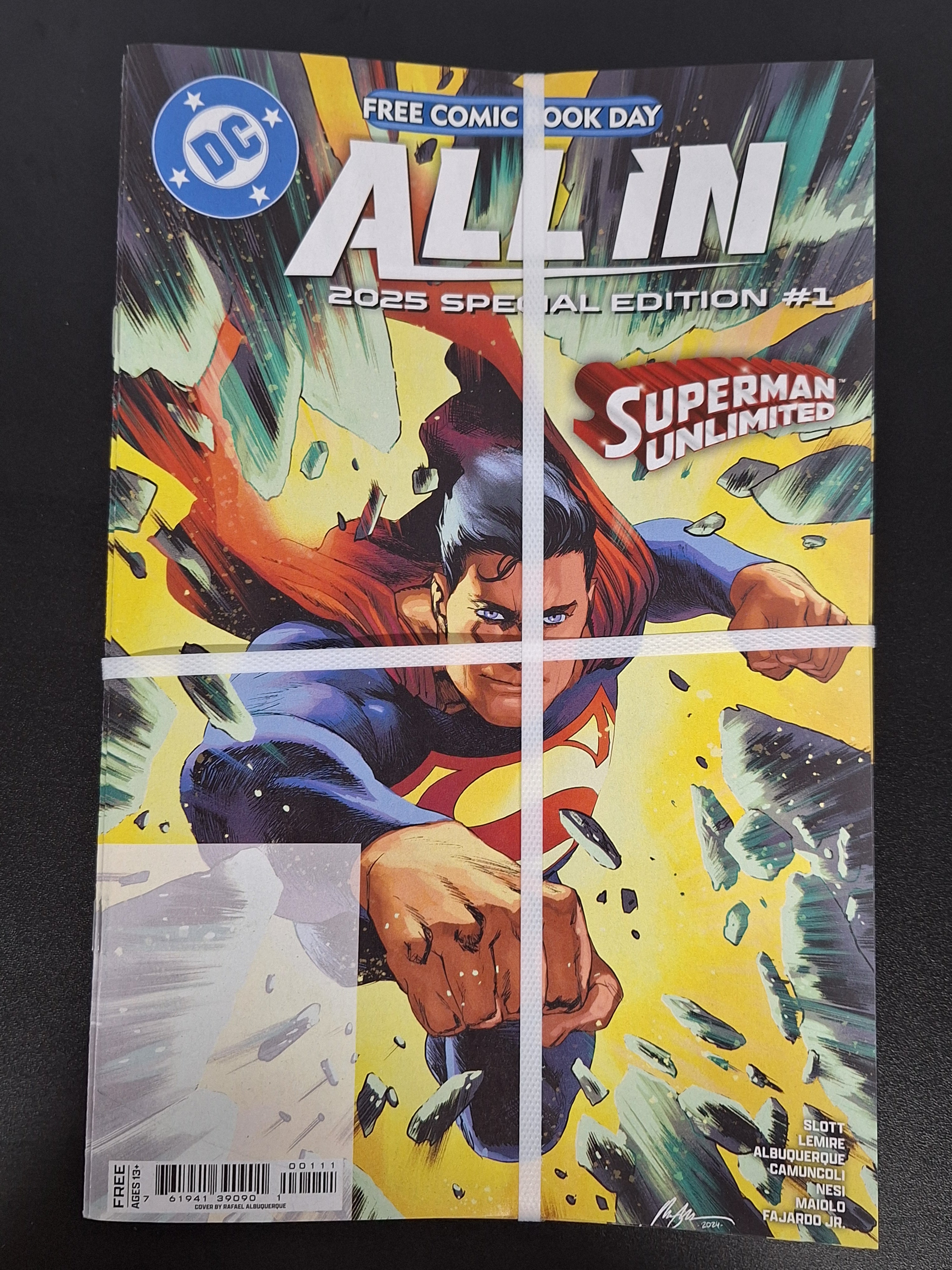 FCBD 2025 - DC - DC ALL IN ABSOLUTE UNIVERSE SPECIAL EDITION - BUNDLE OF 25