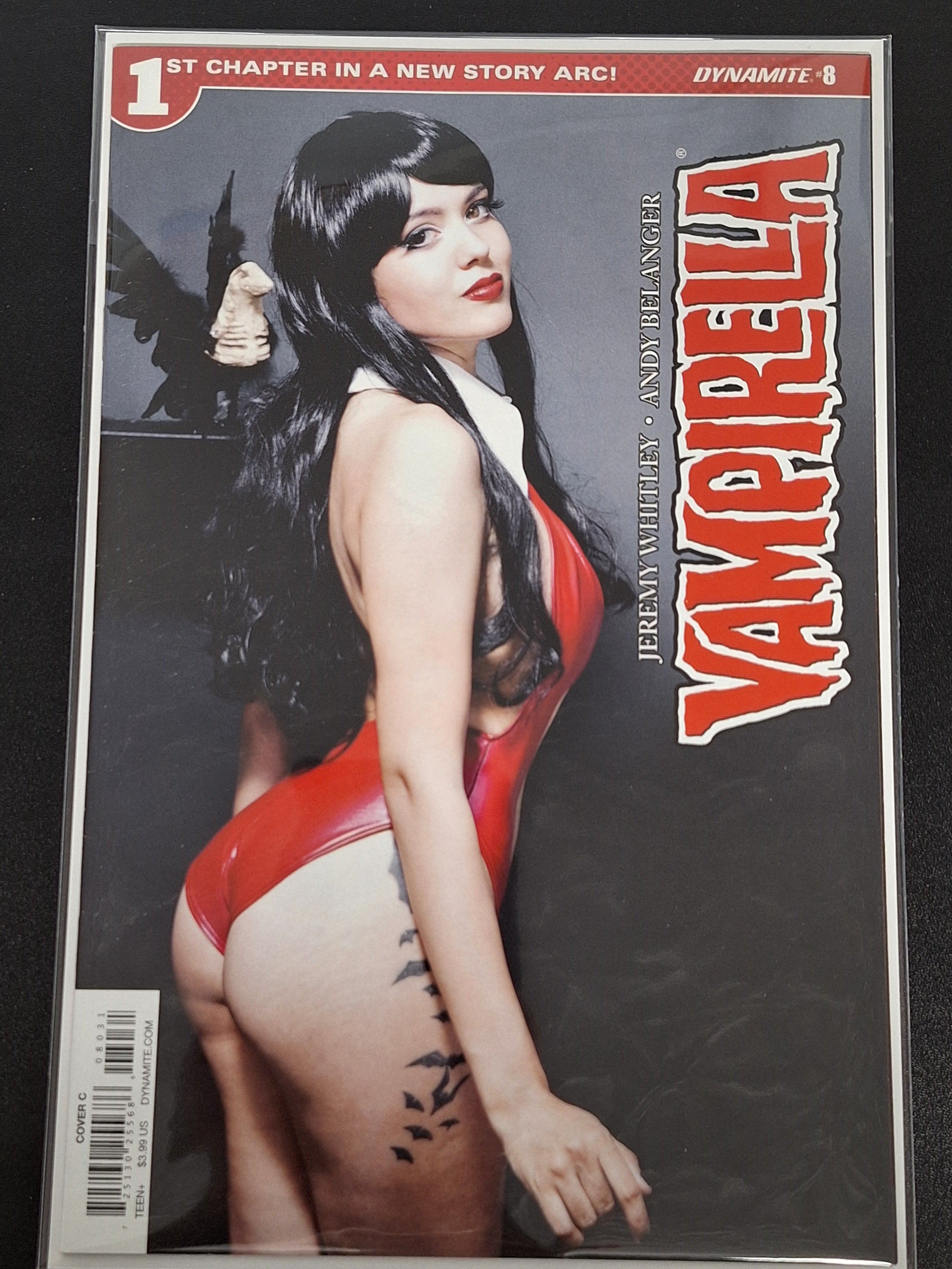 Vampirella 8 Dynamite 2017 Cosplay Photo Variant