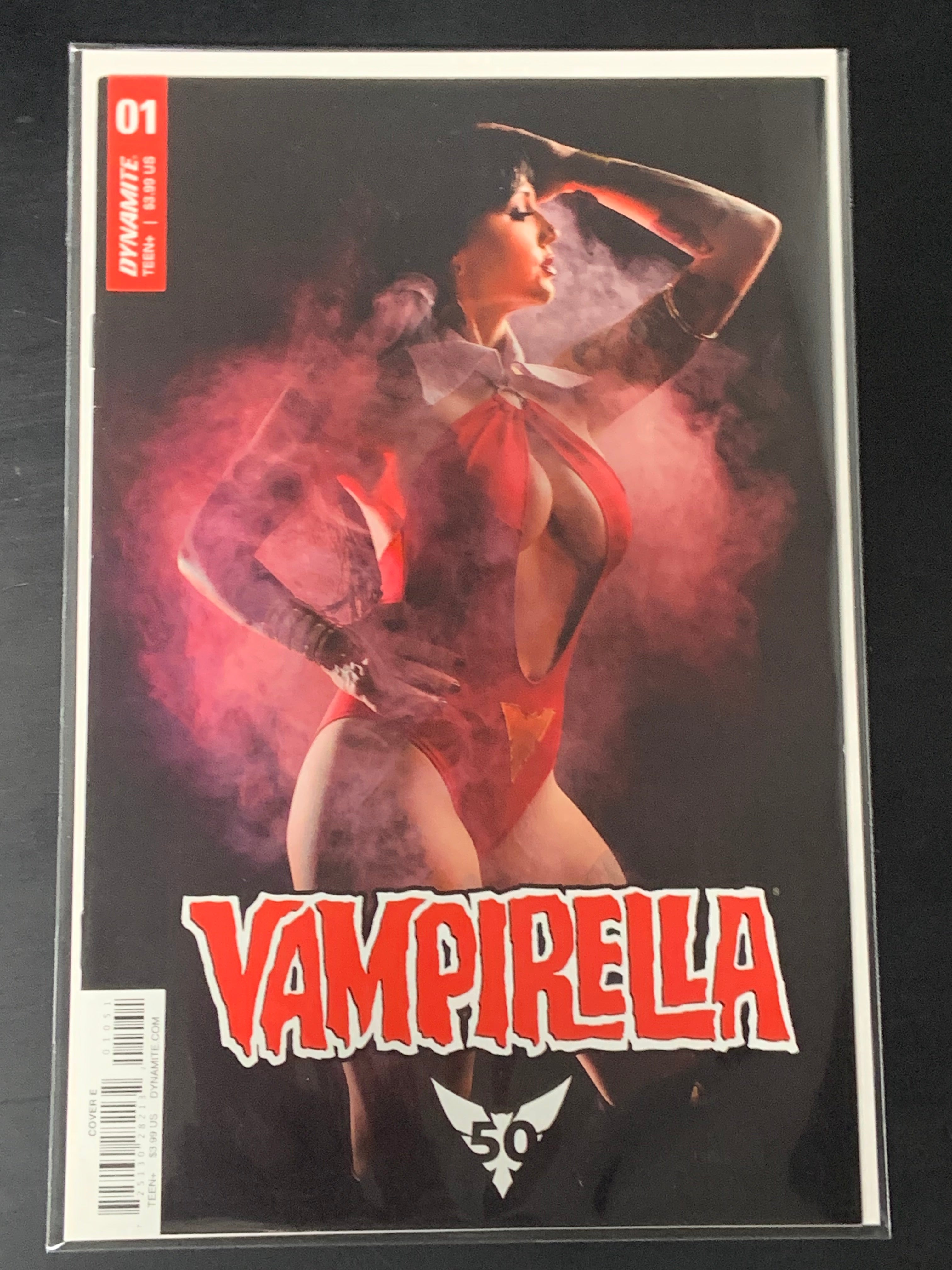 Vampirella 1 Dynamite 2019 Cosplay Photo Variant